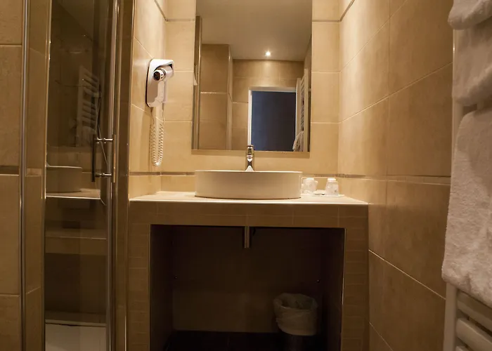 Esteem Tour Eiffel 4*