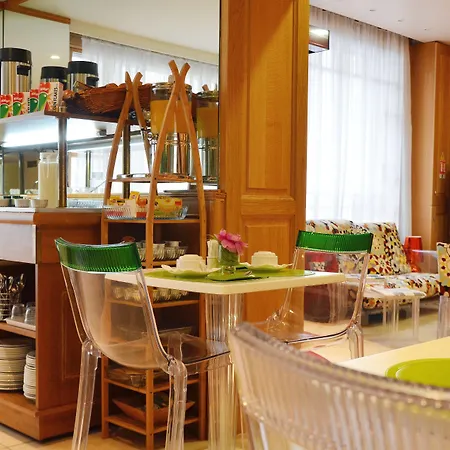 Esteem Tour Eiffel Hotel 4*