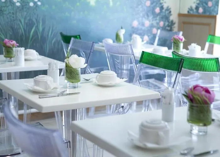 Отель Esteem Tour Eiffel