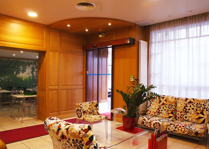 Отель Esteem Tour Eiffel 4*